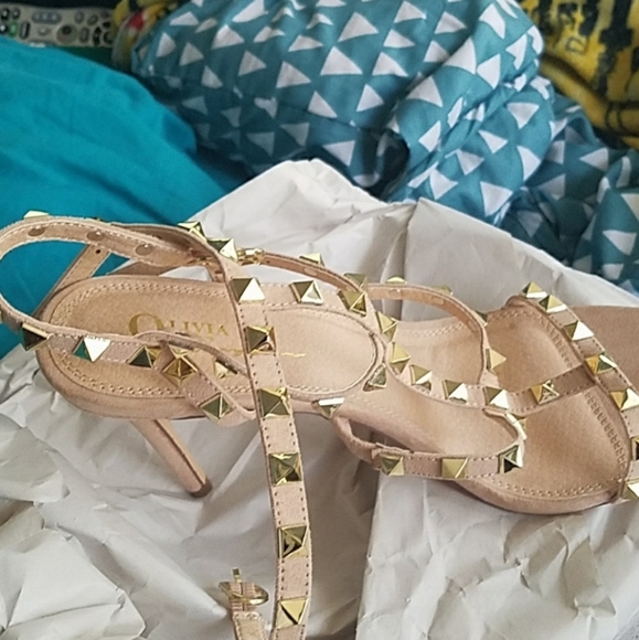 Nice pair of studded pumps - Picture 3 of 7